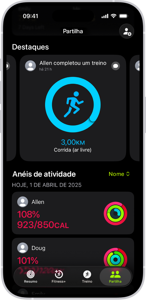 O ecrã de partilha de Fitness, com anéis de atividade e destaques de atividade partilhados entre uma pessoa e os seus amigos.