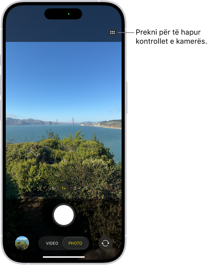 Kamera është e hapur në modalitetin Photo. Butoni Camera Controls ndodhet në këndin lart djathtas. Butoni Photo and Video Viewer ndodhet në këndin majtas poshtë. Butoni Take Picture ndodhet në mes poshtë dhe butoni Camera Chooser Back-Facing ndodhet në këndin poshtë djathtas.