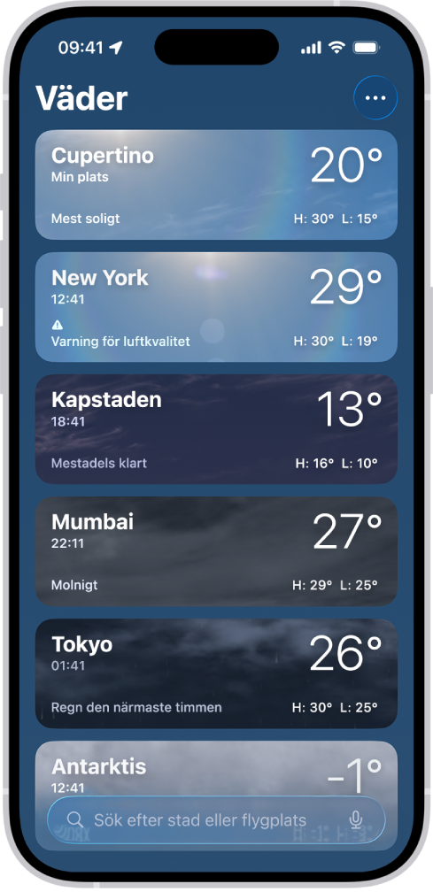 Appen Väder visar en lista över städer med aktuell tid, temperatur, väderprognos och högsta och lägsta temperatur. Längst ned på skärmen finns sökfältet och i det övre högra hörnet finns merknappen.