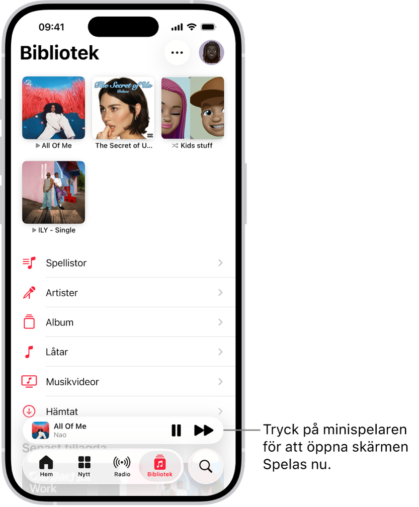 Fliken Bibliotek med minispelaren nästan längst ned. I minispelaren visas titeln på den låt som spelas. Knapparna Pausa och Nästa spår finns till höger om låttiteln. Öppna Spelas nu genom att trycka på minispelaren.