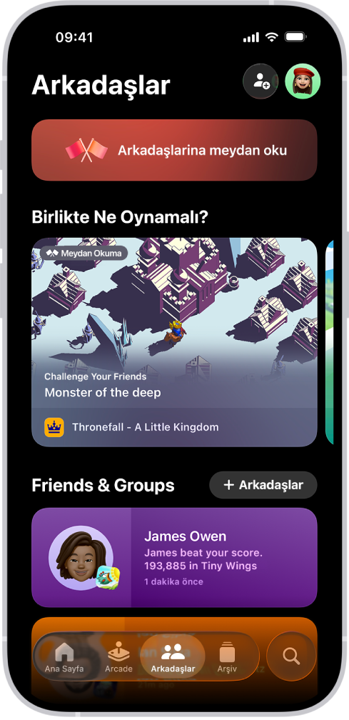 Apple Games uygulamasındaki Arkadaşlar sekmesinde arkadaşlara meydan okuma seçenekleri, birlikte oynanacak oyun önerileri ve bir arkadaşın son aktivitesi gösteriliyor.