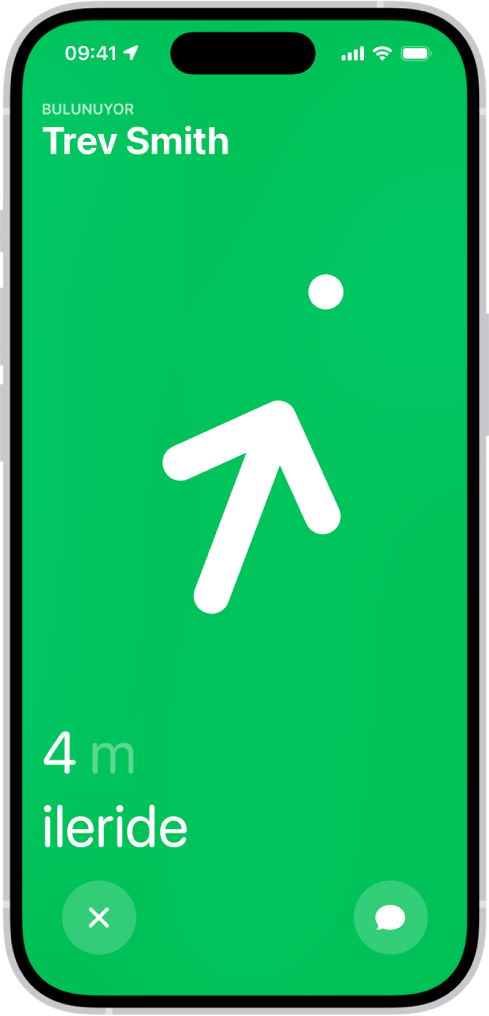 Tam Konum Bulma ile yeri bulunan kişinin adı sol üst köşede. Bir ok, kişinin ne kadar uzakta olduğunun bir tahminiyle birlikte yönünü işaret ediyor. Ekranın en altında Tam Konum Bulma’yı kapatma ve kişiye mesaj gönderme düğmeleri var.