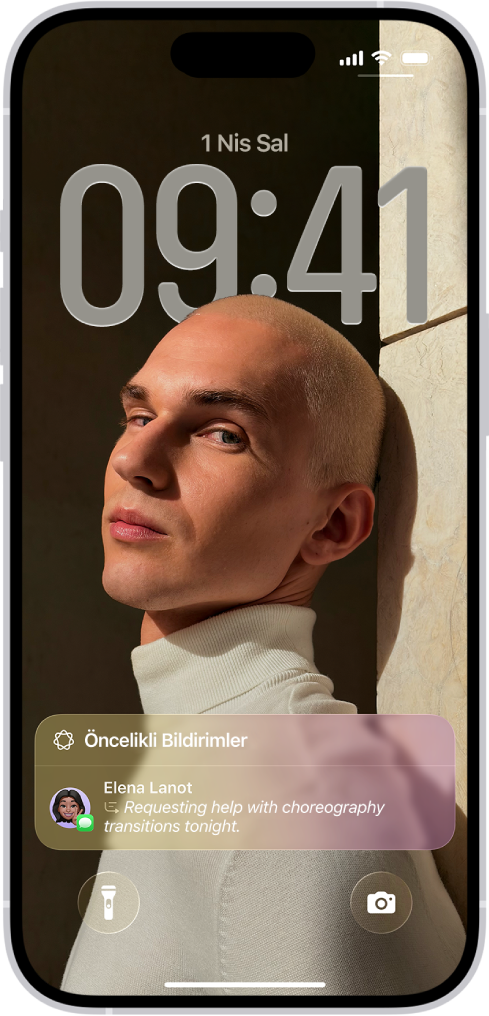 Kilitli ekranı gösteren bir iPhone. Özetlenmiş zamana duyarlı bir bildirim ekranın en altında görünüyor.