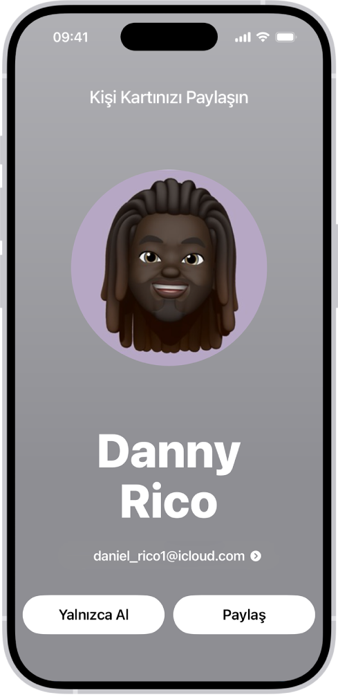 NameDrop ekranı, kullanıcının adını ve numarasını gösteriyor. Altında, Yalnızca Al veya Paylaş düğmeleri var.