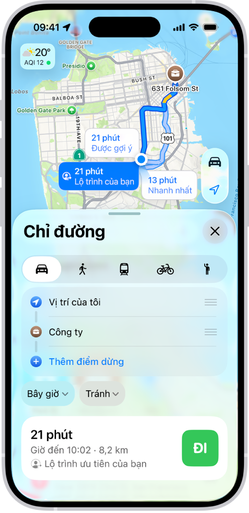 Một iPhone đang hiển thị bản đồ với một số tùy chọn lộ trình lái xe đến cùng một điểm đến. Mỗi lộ trình hiển thị thời gian và khoảng cách ước tính, và một nút Đi để bắt đầu chỉ đường từng bước. Mã màu trên mỗi lộ trình cho biết tình trạng giao thông.