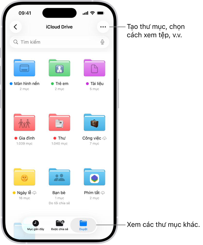 Ứng dụng Tệp đang hiển thị các tệp và thư mục trong iCloud Drive của bạn. Menu Thêm có các tùy chọn để chọn mục, tạo thư mục mới, quét tài liệu và kết nối với máy chủ. Bên dưới đó là các tùy chọn để xem các mục trên màn hình dưới dạng Biểu tượng hoặc Danh sách. Ở dưới cùng là các tùy chọn sắp xếp cho Tên, Loại, Ngày, Kích cỡ và Thẻ, sau đó là Tùy chọn xem.