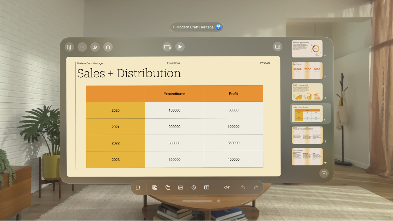 تطبيق Keynote على Apple Vision Pro، مع جدول مرئي على الشريحة.