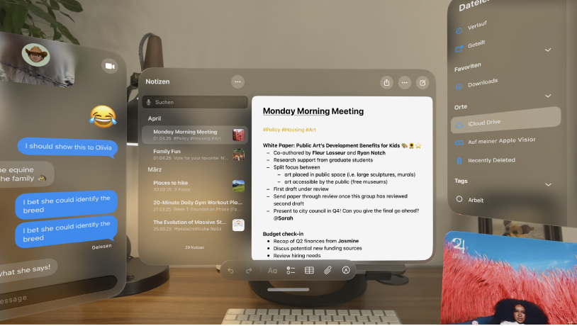 Auf der Apple Vision Pro sind mehrere Apps geöffnet und vor der nutzenden Person bzw. um sie herum angeordnet.