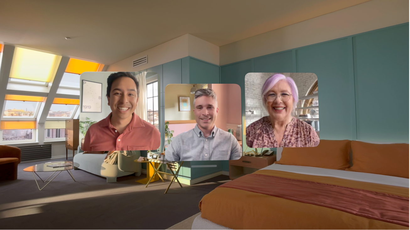Una llamada de FaceTime en el Apple&nbsp;Vision&nbsp;Pro mostrando tres cuadros de otros participantes sobrepuestos en la habitación del usuario.