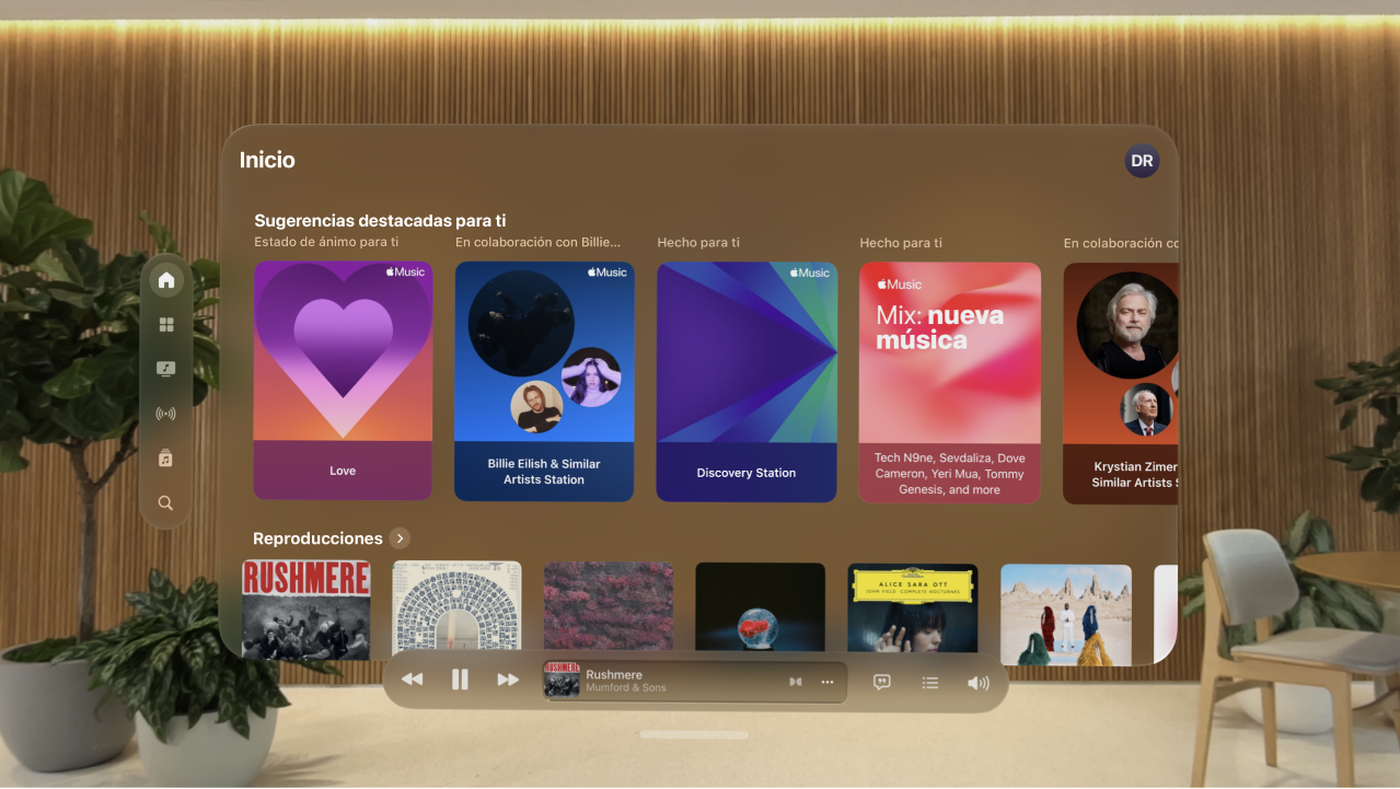 Una ventana de la app Música en el Apple Vision Pro mostrando los controles del reproductor en la parte inferior de la ventana.