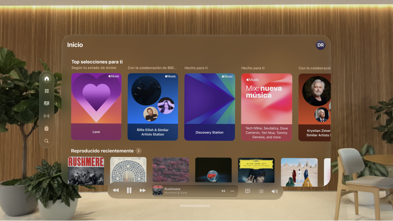 Ventana de la app Música del Apple Vision Pro con los controles del reproductor en la parte inferior de la ventana.