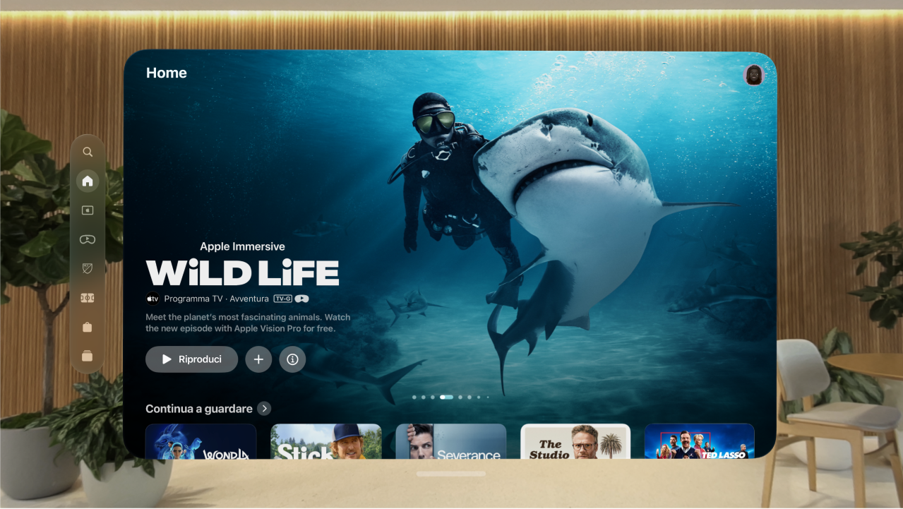 L’app TV su Apple Vision Pro che mostra il pannello Home. Sono visibili vari programmi tra cui scegliere.