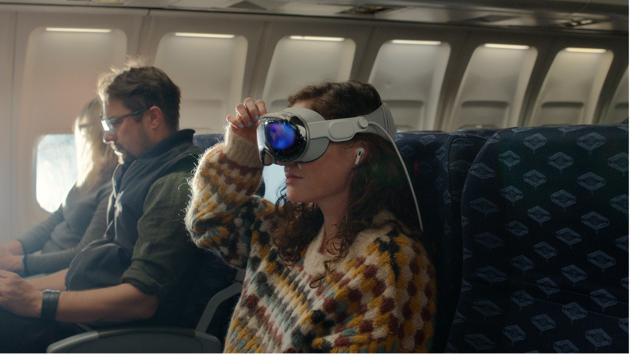 Apple Vision Proを装着している女性。耳にはAirPods Proを装着しています。