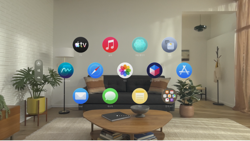 첫 번째 앱 페이지가 표시된 Apple Vision Pro의 앱 보기.