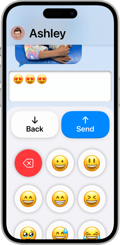 iPhone s funkcijo Prilagojeni dostop z odprto aplikacijo Sporočila. Sporočilo se pošilja s tipkovnico samo za emoji.