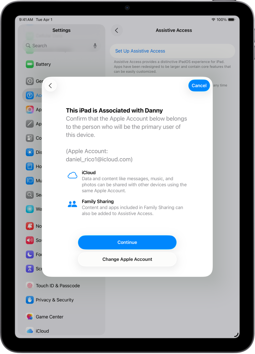 جهاز iPad يعرض حساب Apple المرتبط بالجهاز ومعلومات حول ميزات iCloud والمشاركة العائلية التي يمكن استخدامها مع الوصول المساعد.