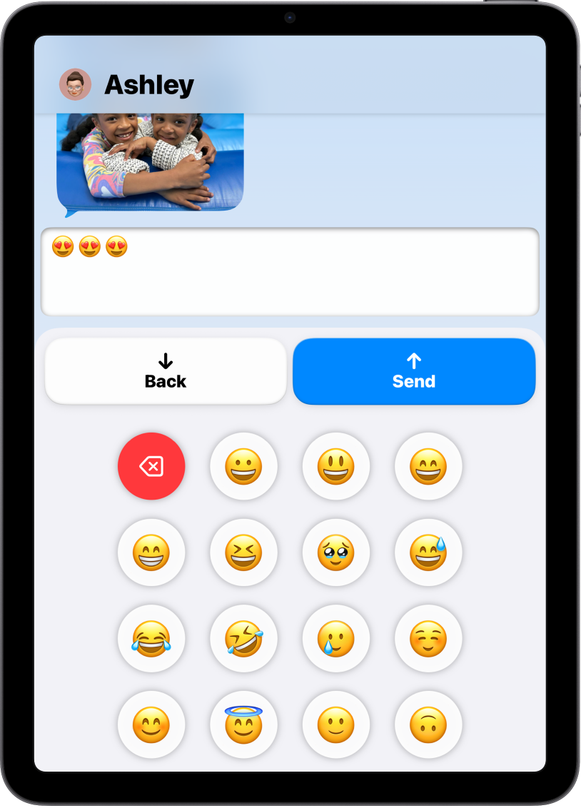 iPad kasutab režiimi Assistive Access ning avatud on rakendus Messages. Emoji-klaviatuuriga saadetakse sõnum.