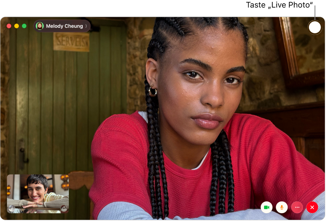 Das FaceTime-Fenster während eines 1-zu-1-Videoanrufs. Die Taste „Live Photo“ befindet sich in der rechten oberen Ecke des Fensters.