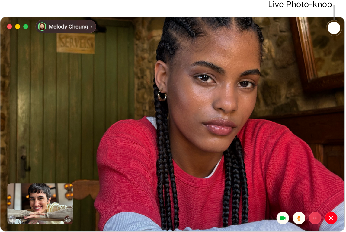 Het FaceTime-venster tijdens een videogesprek met één andere persoon. De knop 'Live Photo' bevindt zich rechtsboven in het venster.