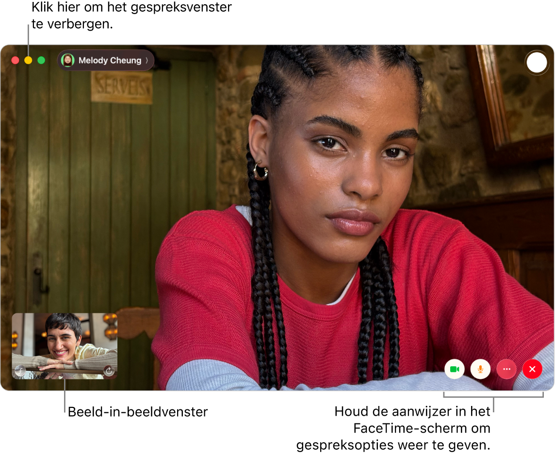 Plaats de aanwijzer op het FaceTime-venster om de knoppen te zien voor de navigatiekolom, 'Camera', Geluid uit', 'Schermdeling', 'Hang op' en 'Live Photo'. Klik linksboven op de middelste knop om het gespreksvenster te verbergen. Het beeld-in-beeldvenster wordt linksonder weergegeven.