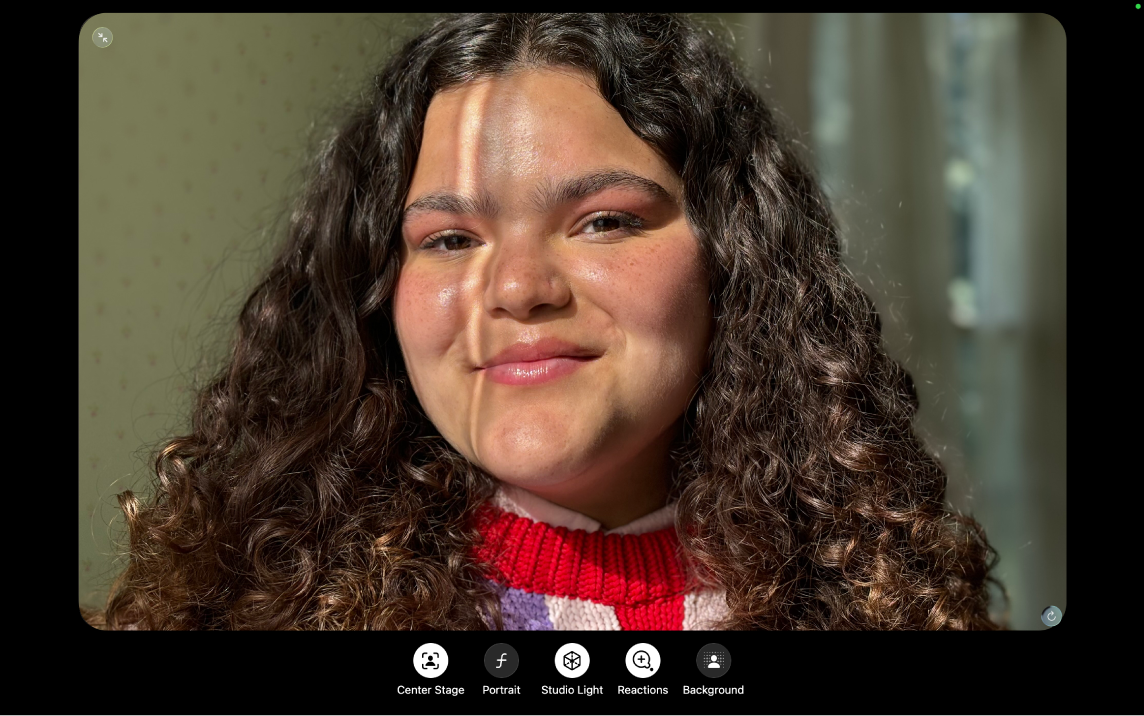 Okno FaceTime wyświetlające osobę uczestniczącą w połączeniu. Wzdłuż dolnej krawędzi okna widoczne są przyciski efektów wideo: Centrum uwagi, Portret, Światło studyjne, Reakcje oraz Tło.