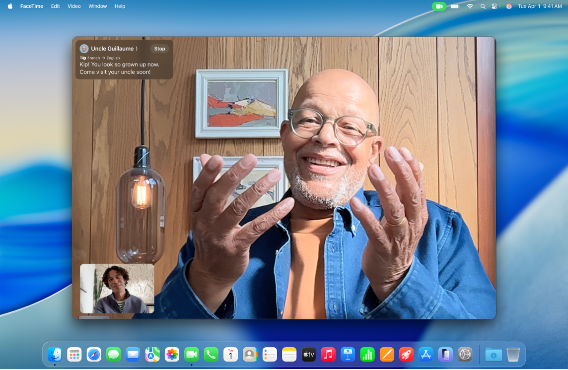 หน้าต่าง FaceTime บน Mac ที่แสดงการโทรระหว่างคนสองคน ด้านซ้ายบนสุดของหน้าต่าง FaceTime แสดงคำพูดของผู้พูดเป็นคำบรรยายที่ถูกแปลภาษาสด