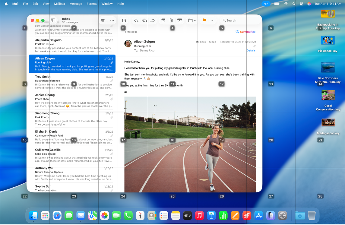 Mac masaüstünde açık Mail uygulaması, üstüne eklemiş bir ızgara ile. Izgaradaki her hücre bir sayıyla etiketlenir. Sesle Denetim simgesi menü çubuğunda yer alır.