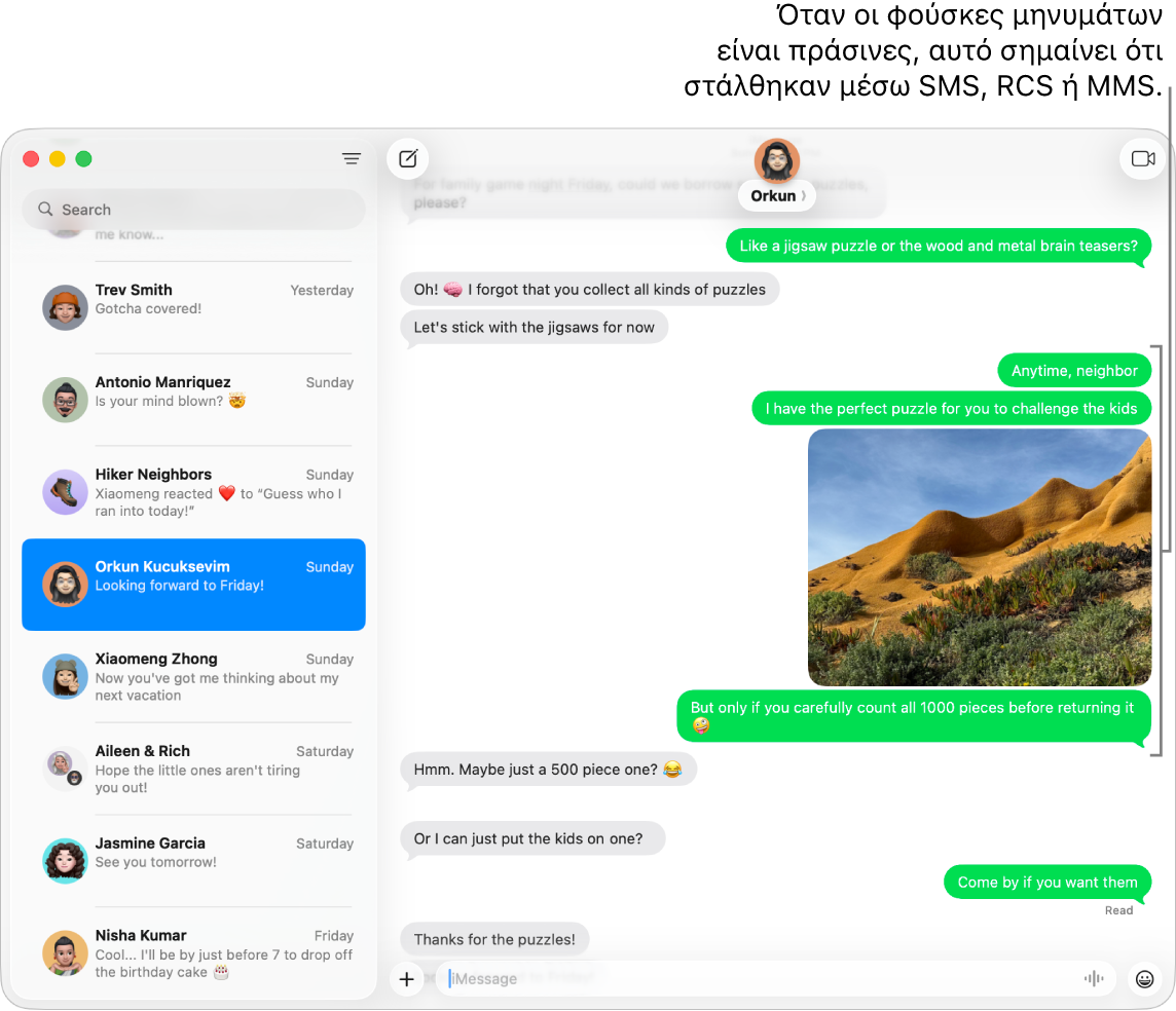 Το παράθυρο των Μηνυμάτων με αρκετές συζητήσεις στην πλαϊνή στήλη στα αριστερά και μια συνομιλία να εμφανίζεται στα δεξιά. Οι φούσκες μηνυμάτων είναι πράσινες, υποδεικνύοντας ότι στάλθηκαν ως γραπτά μηνύματα SMS, MMS ή RCS.