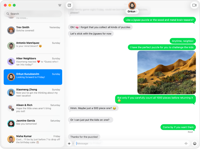 「メッセージ」ウインドウ。左側のサイドバーにいくつかのチャットが一覧表示され、右側に進行中のチャットが表示されています。メッセージの吹き出しは緑色で、これはSMS、MMS、またはRCSテキストメッセージとして送信されたことを示しています。