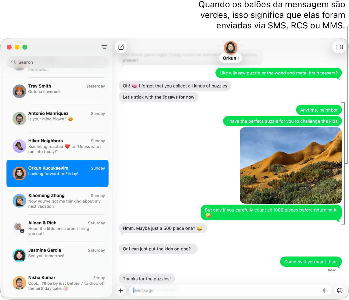A janela do app Mensagens com várias conversas numa lista na barra lateral à esquerda e uma transcrição exibida à direita. Os balões das mensagens são verdes, indicando que elas foram enviadas como mensagens de texto SMS, MMS ou RCS.