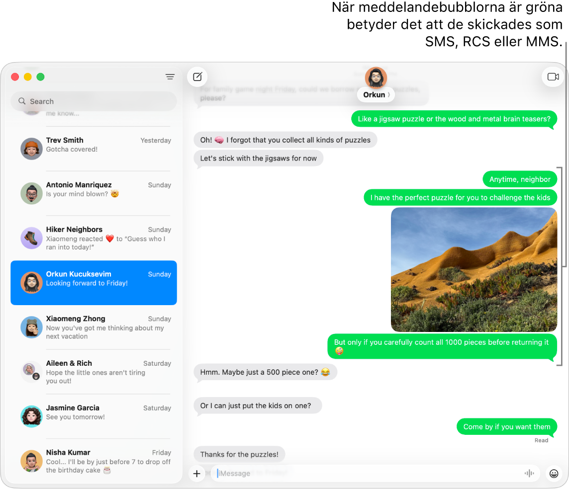 Meddelanden-fönstret med flera konversationer listade i sidofältet till vänster och en transkribering till höger. Meddelandebubblorna är gröna, vilket visar att de skickades som SMS, MMS eller RCS.