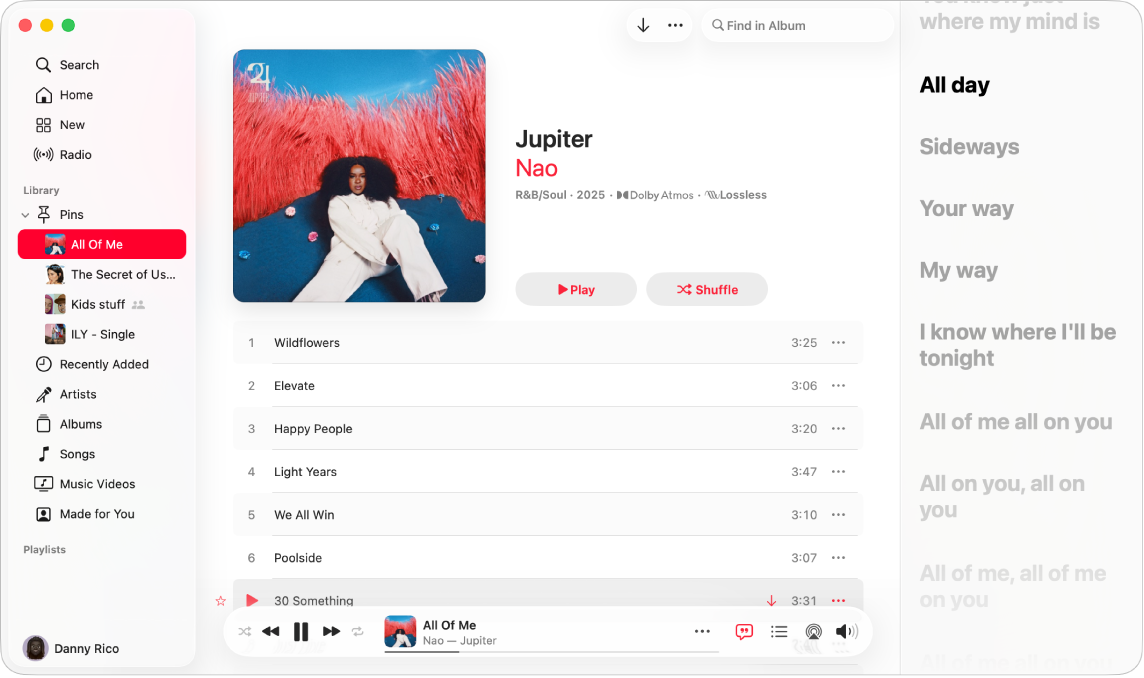 播放中的歌曲,其歌词位于右侧且与屏幕上的音乐同步显示。