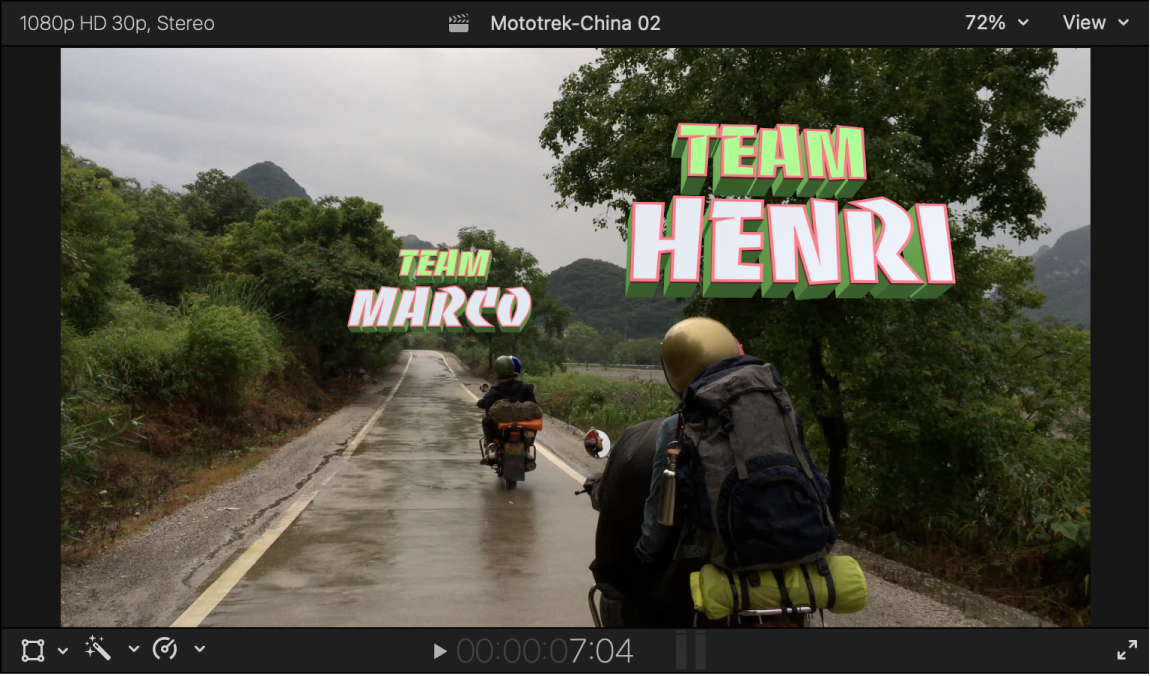 移動する2つのオブジェクト(この場合はバイクに乗っている人物)にトラッキングされているタイトルが表示されているビューア