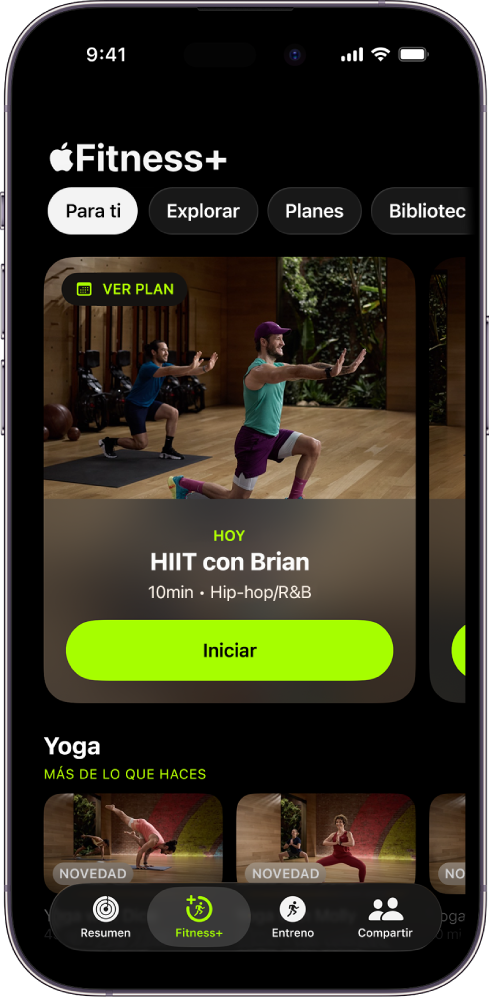 Pantalla “Para ti” de Apple Fitness+ con un entreno de un plan personalizado y entrenos de yoga recomendados.