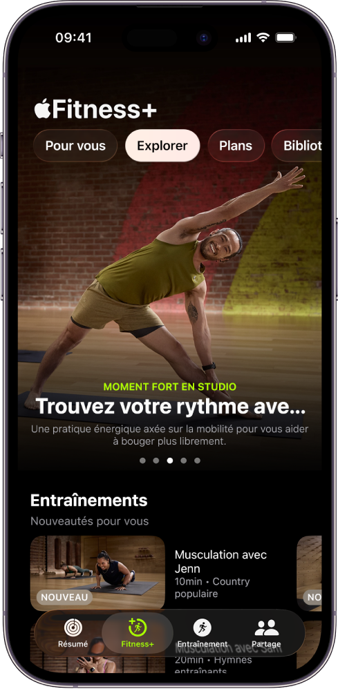 Écran Explorer d’Apple Fitness+ qui affiche un entraînement en vedette. Les nouveaux entraînements s’affichent au bas de l’écran.