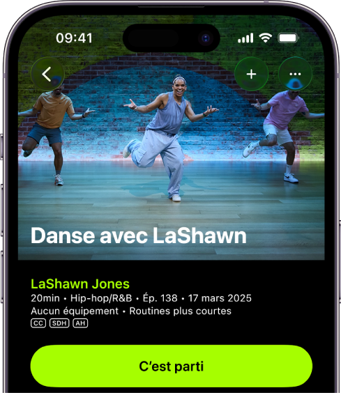 Écran Apple Fitness+ qui affiche un entraînement. Une image des coachs d’un entraînement s’affiche en haut de l’écran. Le titre de la séance d’entraînement et le nom de l’entraîneur qui la dirige sont au centre. Le bouton pour démarrer l’entraînement se situe au-dessus des détails.