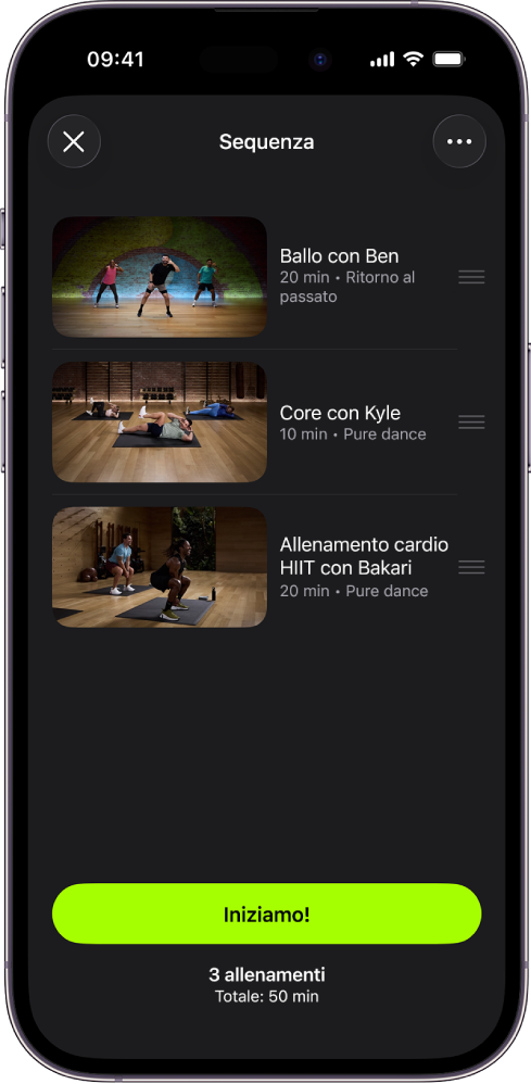Una schermata di Apple Fitness+ che mostra una sequenza con tre allenamenti. Nella parte inferiore dello schermo è presente il pulsante “Iniziamo!”