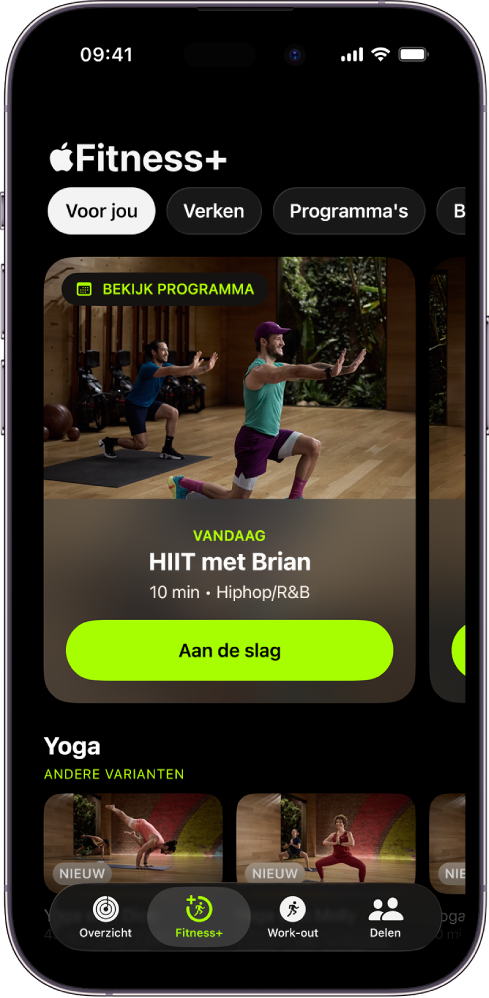Het scherm 'Voor jou' in Apple Fitness+, met een work‑out in een aangepast programma en aanbevolen yogawork‑outs.