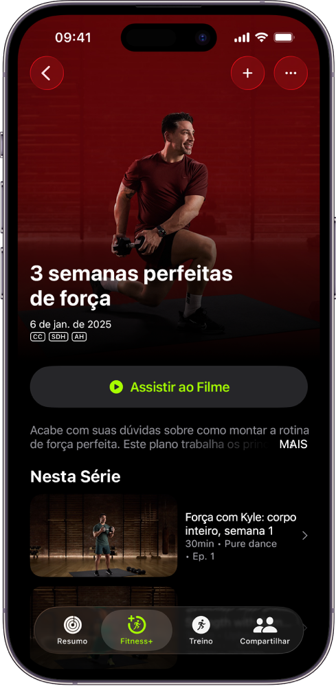Tela do Apple Fitness+ mostrando um programa de treino. O título do programa, um botão para assistir a uma pré-visualização do programa e a descrição estão no centro da tela. Uma fileira de episódios de treinos aparece na parte inferior da tela.