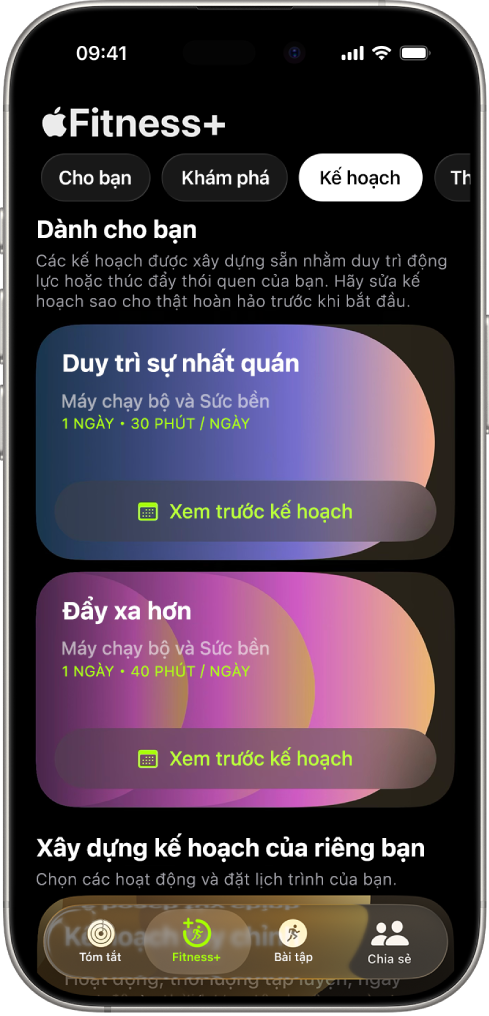 Màn hình Kế hoạch trong Apple&nbsp;Fitness+ hiển thị một kế hoạch tập luyện đang hoạt động ở đầu màn hình. Các nút để bắt đầu bài tập và xem kế hoạch bài tập xuất hiện bên dưới chi tiết bài tập.