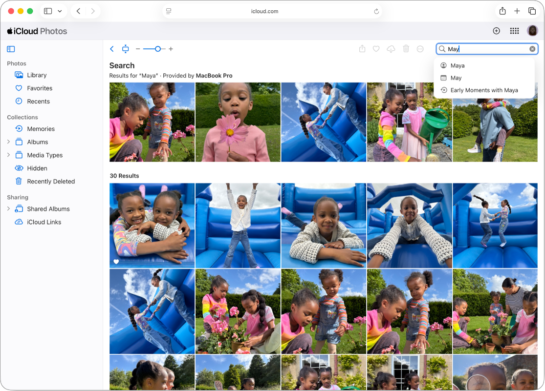 Na webu iCloud.com jsou otevřené Fotky na iCloudu se zobrazenou sadou obrázků vrácenou jako výsledek hledání. Uživatel zadává nový hledaný výraz do vyhledávacího pole v pravém horním rohu okna. Pod vyhledávacím polem se zobrazují návrhy hledání.