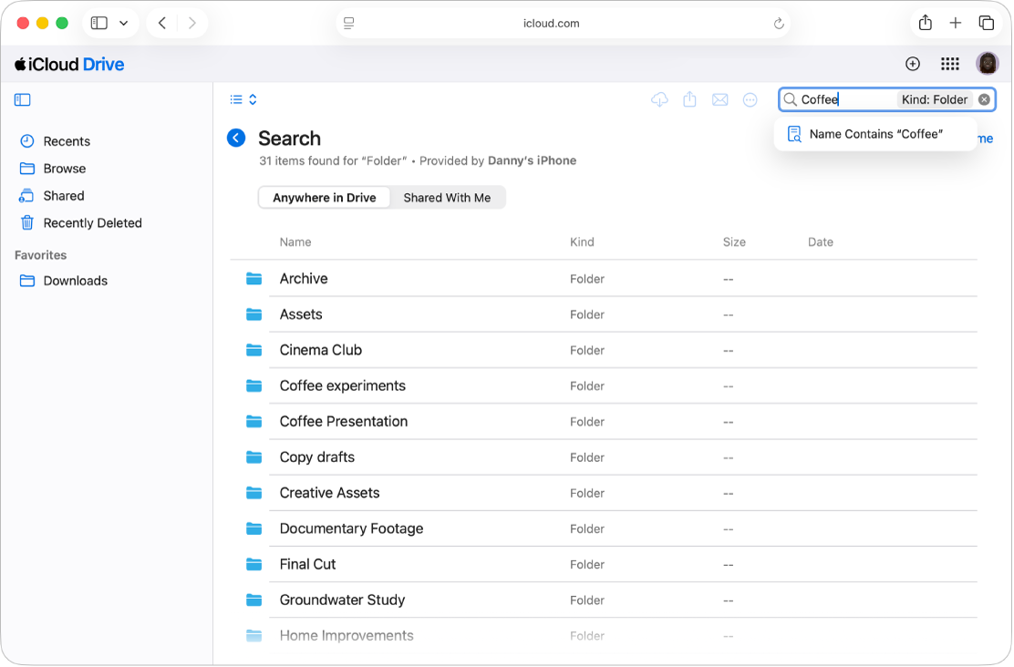 iCloud Drive ist auf iCloud.com geöffnet und zeigt eine Liste von Ordnern an. In das Suchfeld oben rechts im Fenster wird ein Begriff eingegeben und darunter werden Vorschläge angezeigt.