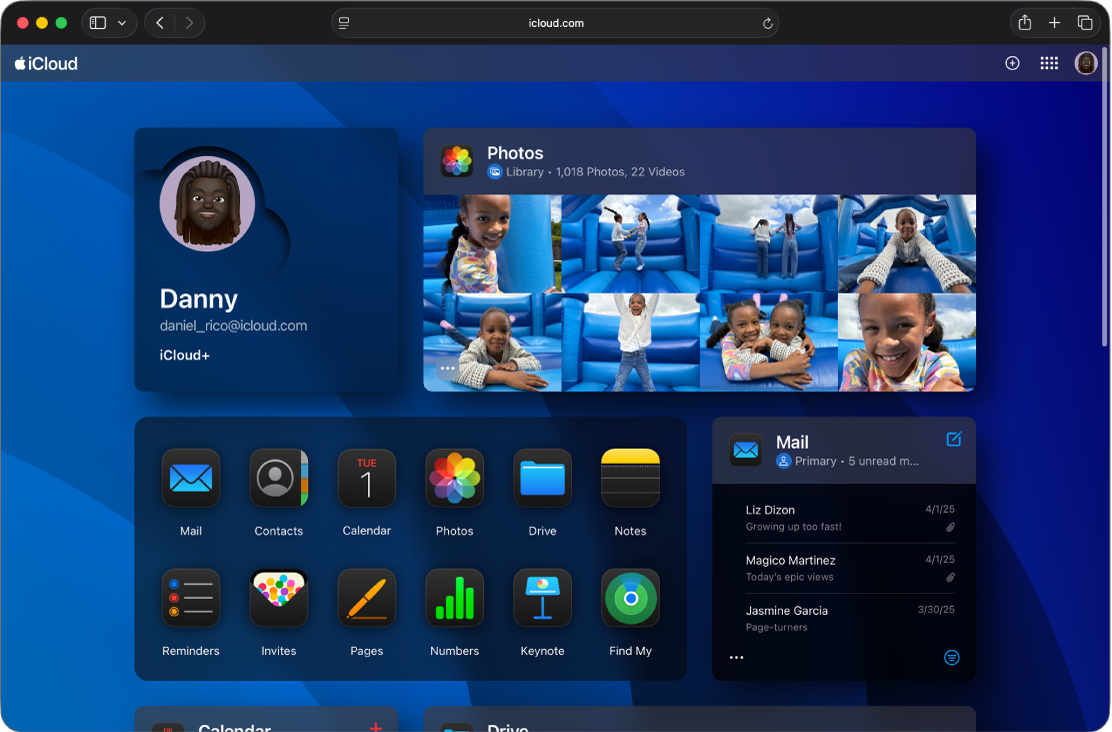 Pagina de pornire iCloud.com cu Modul întunecat activat.