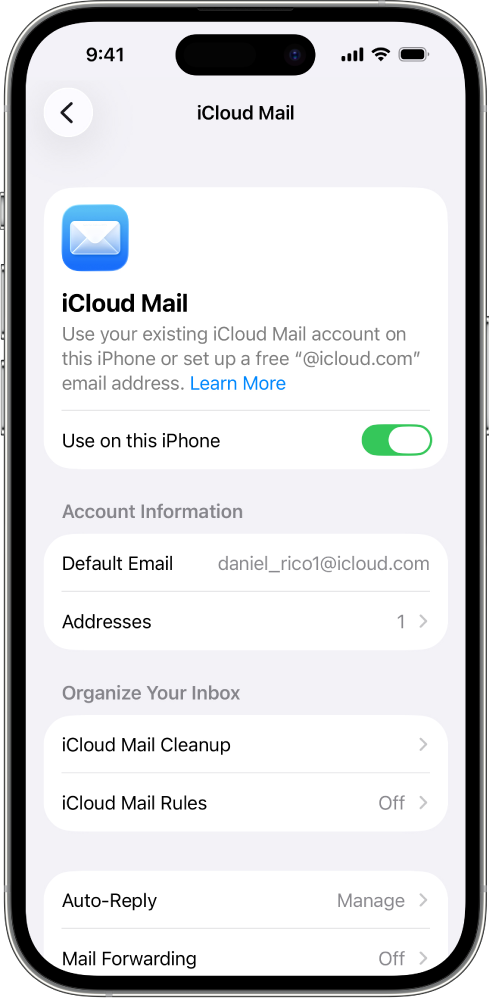 Obrazovka Mail v nastaveniach iCloudu. Možnosť Používať tento iPhone je zapnutá.