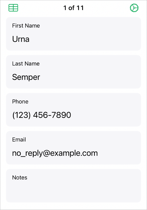 Um registo num formulário com campos para o nome, número de telefone, e-mail, etc. Além disso, os controlos para visualizar a tabela associada e os controlos de configuração do formulário.