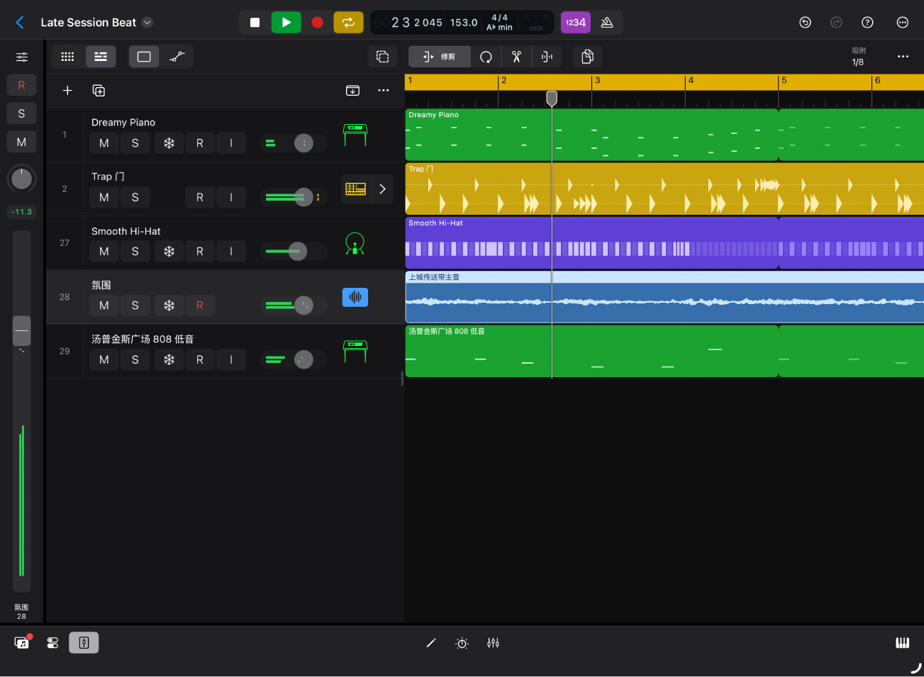 图。Logic Pro 项目正在播放,其中轨道区域和弹奏表面可见。