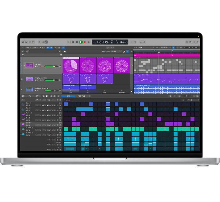 Logic Pro 프로젝트가 MacBook Pro 화면에 표시됨.