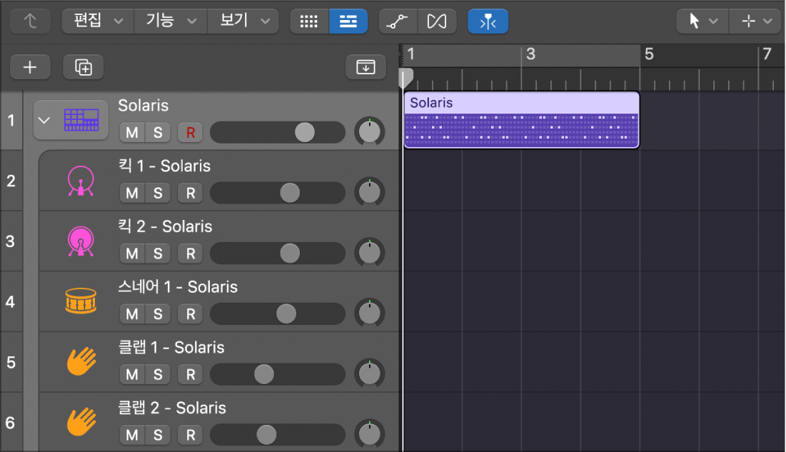 비어 있는 서브 트랙을 표시하는 패턴 리전이 있는 Drum Machine Designer Track Stack.