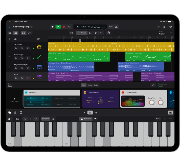 Proyecto de Logic Pro abierto en un iPad grande, que muestra el área de pistas, el área de módulos y la superficie de interpretación.
