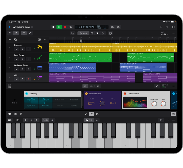 대형 iPad에 Logic Pro 프로젝트가 열려 있고 트랙 영역, 플러그인 영역, 플레잉 서피스가 표시됨.